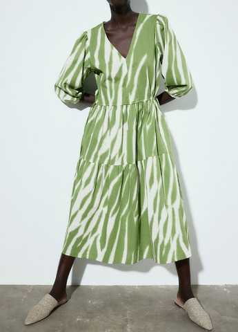 Зеленое кэжуал платье H&M с абстрактным узором