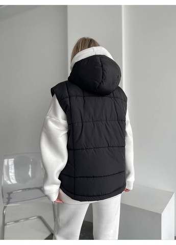 Жилетка жіноча з капюшоном та кишенями,плащівка Еммі,синтепон 200 Україна (361623648)