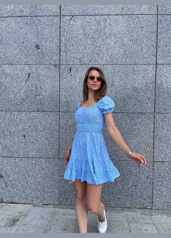 Блакитна красива коротка сукня з коротким рукавом і відкритим декольте в квітковому принті, блакитна літня сукня з софту No Brand