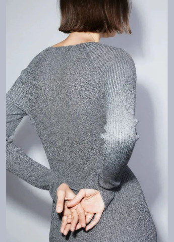 Серое кэжуал трикотажное платье в рубчик H&M однотонное