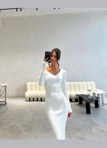 Молочное приталённое платье-макси из ткани люкс качества: ангора лапша (50% хлопка), платье с v-образным вырезом и открытым декольте No Brand