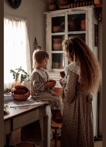 Бежева кежуал жіноча ретро сукня з рослинним візерунком V.O.G. з квітковим принтом