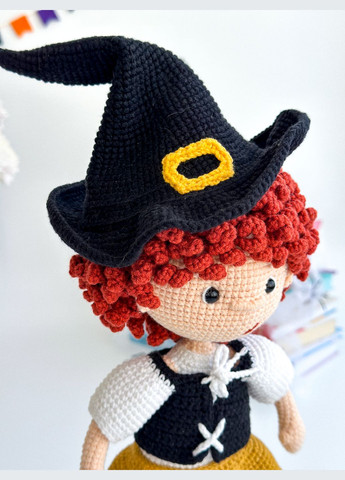 В’язана лялька амігурумі «Відьмочка з чорним котом і казаном» ручної роботи No Brand (331162392)
