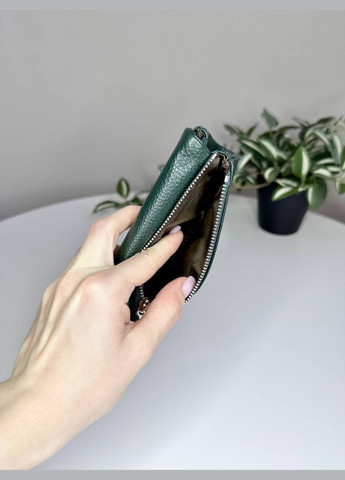 Шкіряний м'який гаманець на магнітах середнього розміру Classic (316218760)