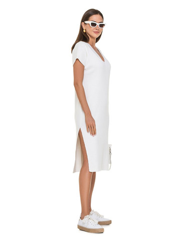 Молочное свободное трикотажное платье с v-образным вырезом SVTR