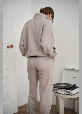 Женский костюм со стойкой цвет бетон р.L 451256 New Trend (282427098)