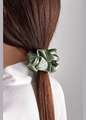 Набір резинок з натурального шовку, розмір M, світло-зелений Scrunchie Set 2шт (973224-27064224) De Lure (365799074)