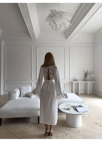 Халат атласный с перьями на рукавах. Халат длинный сатиновый белый с поясом и декором из перьев No Brand (366571693)