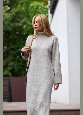 Серо-бежевое платье меди из полушерстяной пряжи Triko Bakh однотонное