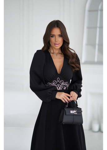 Черное вечернее женское платье меди с вышивкой на талии и глубоким декольте клеш MonCher