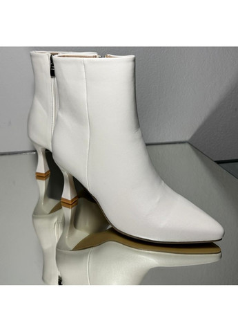 Белые демисезонная свадебные ботильоны, сапожки в коже с ремешком жемчуга 7,5см, цвет белый, зим-0003-2-35-22,5см. No Brand