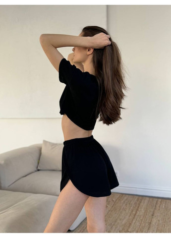 Чорна всесезон піжама жіноча в рубчик футболка та шорти вільного крою з боковими розрізами на стегнах футболка + шорти No Brand Піжама