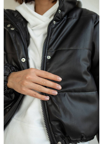 Черная демисезонная женская укороченная «дутая» куртка – бомбер bomb из экокожи (mil353) milirud