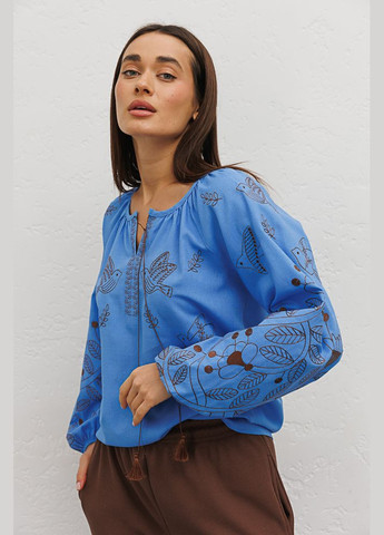 Голубая женская вышиванка молочная с коричневыми цветами и птичками гладью Arjen лен (294907577)