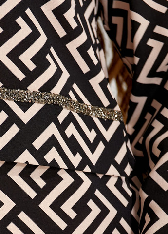 Бежевое деловое, повседневный, кэжуал платье со стразами и длинными рукавами а-силуэт, футляр No Brand с геометрическим узором