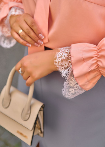 Пудровая блузка с бантом на шее свободного фасона из софта No Brand