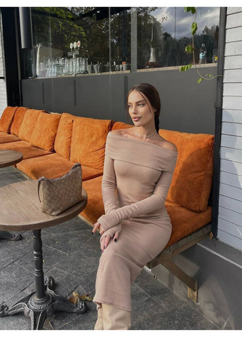 Бежевое повседневный, кэжуал женское трикотажное платье с открытыми плечами из ангоры рубчик No Brand однотонное