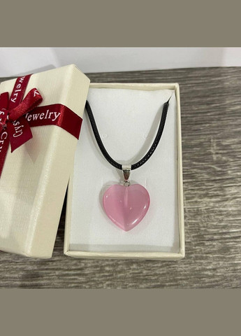 Кулон з натуральним каменем Улексит рожеве котяче око у формі серця на шнурку в подарунковій коробочці No Brand (331291748)
