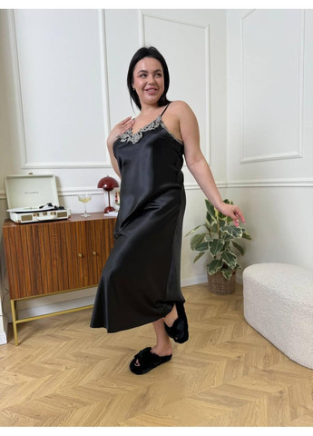 Черная зимняя женская удлиненная рубашка с кружевом plus size / длинная черная шелковая рубашка на тонких бретелях / удлиненная ночная рубашка No Brand