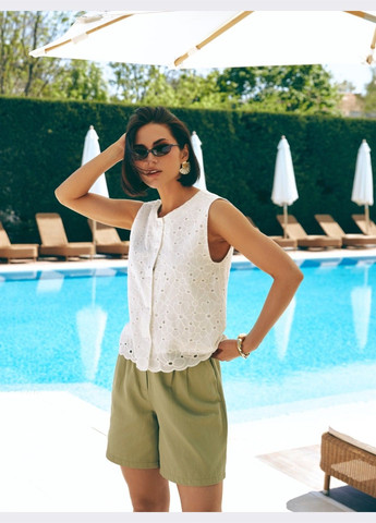 Голубая блузка из прошвы молочного цвета без рукавов и на пуговицах Dressa