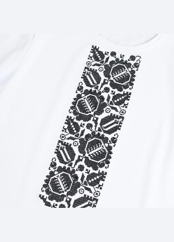 Белая вышитая мужская футболка белая с черным растительным узором. Ladan