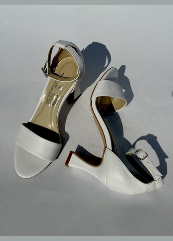 Белые босоножки Lirio