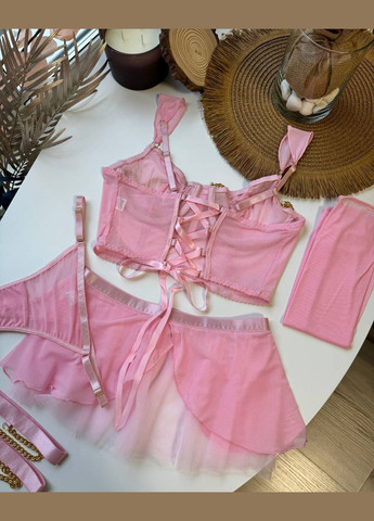 Светло-розовый демисезонный комплект с акцентными цепочками Vakko