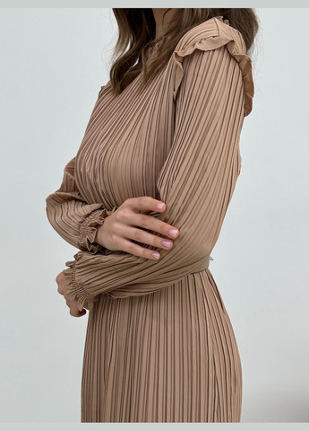 Коричневое платье плиссе с поясом коричневое 111108 коричневый No Brand