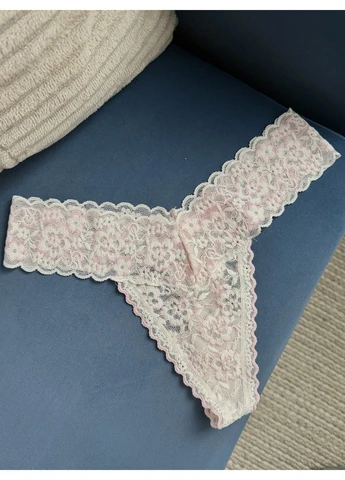 Трусики-стринги жіночі мереживні Lace Thong Panty білі з рожевим Victoria's Secret (395038299)