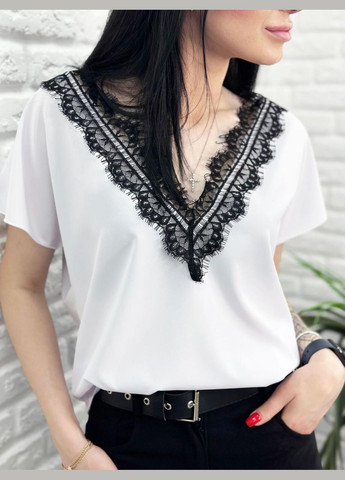 Белая женская блузка с вырезом и кружевом Fashion Girl