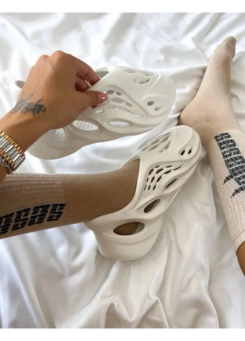 КРОСІВКИ ЖІНОЧІ ADIDAS YEEZY BOOST FOAM RUNNER WHITE АДІДАС ІЗІ БУСТ БІЛІ No Brand білі демісезони (391006787)