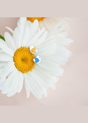 Серьги серебряные пусеты Птички с голубым и желтым сердечком с эмалью Каштан (342334965)