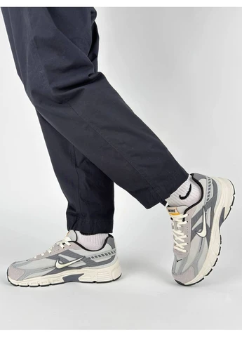 Світло-сірі кросівки чоловічі демісезон Nike Initiator Light Grey