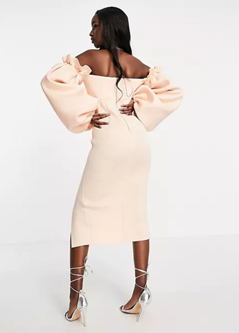 Персикова коктейльна сукня-футляр вечірня міді з об'ємними рукавами з відкритими плечима Asos