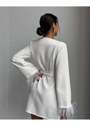 Молочное праздничный, вечернее мини платье на запах с перьями на рукавах на запах MonCher