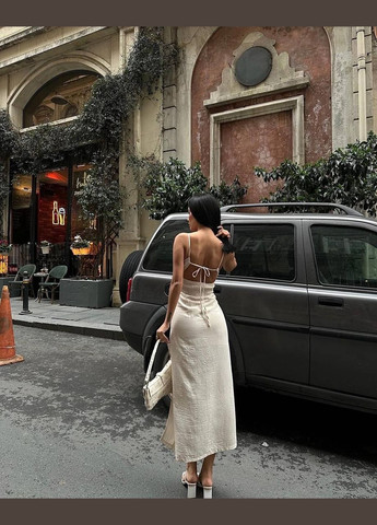 Бежевое платье с открытой спиной Fashion