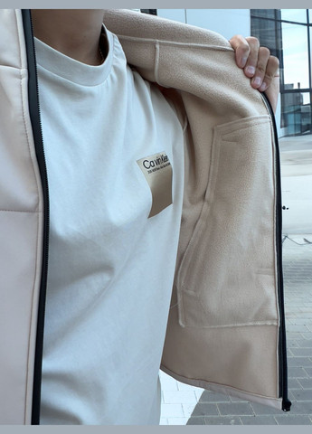 Светло-бежевая демисезонная стильная куртка софшел на микрофлисе Vakko