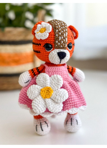 Амигуруми тигрёнок в платье с цветком – вязаная игрушка 19 см No Brand (352474121)