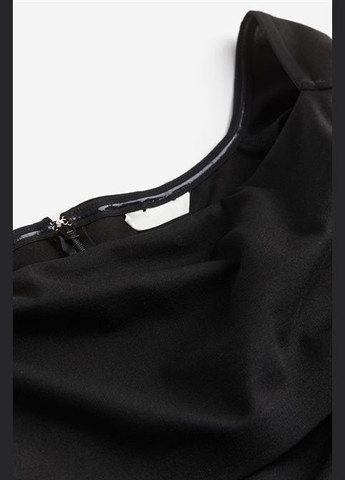 Черное короткое, приталенное черное платье - l H&M однотонное