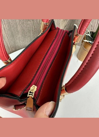 Жіноча сумочка з вишивкою квіточками та з брелоком Чорний No Brand (298997754)