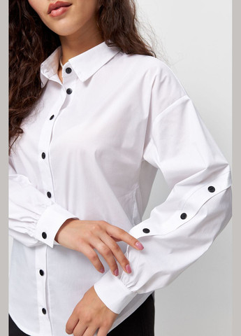 Біла демісезонна жіноча сорочка з контрастним гудзиками у білому кольорі 4135-1 Modna KAZKA
