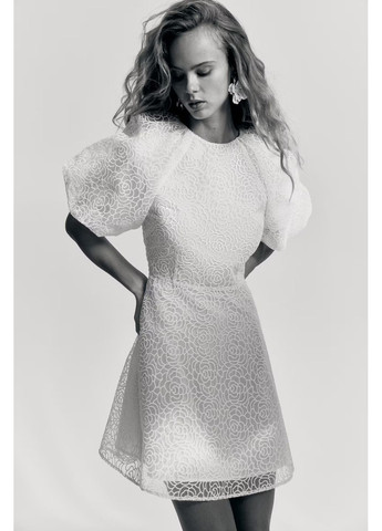 Кремовое платье с вышивкой H&M однотонное