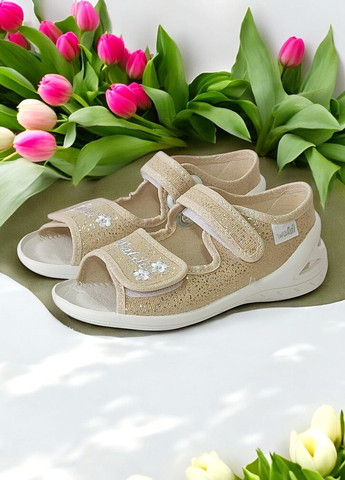 Золотые текстильные тапочки для девочки открытые ортопедические Waldi со стразами, с вышивкой
