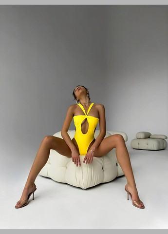 Желтый летний стильный купальник с акцентом на дакольте слитный No Brand