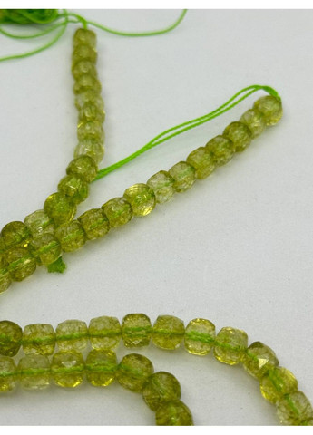 Олівін на нитці без застібки 5.5х5.5 мм 40 см Салатовий No Brand (363829959)
