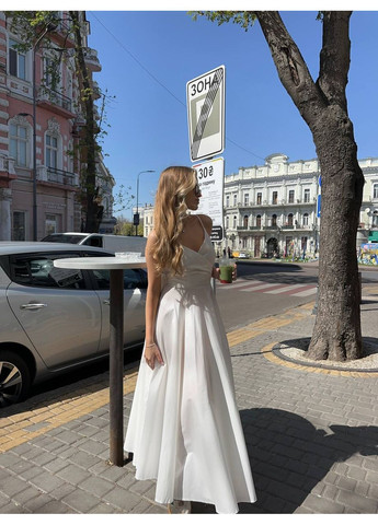 Молочное праздничный, вечернее женское платье клеш No Brand однотонное