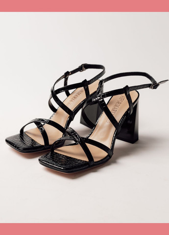 Черные босоножки на высоком каблуке aifоrmaria черные лаковая кожа Aiformaria с ремешком