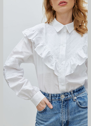 Белая женская рубашка с рюшей и пуговицами в белом mkrm4166-1 Modna KAZKA