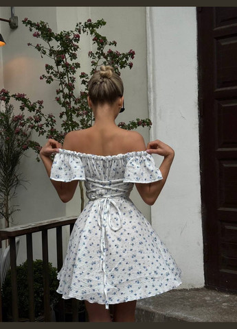 Белое повседневный муслиновое мини платье в цветочный принт с пышной юбкой Adelante с цветочным принтом