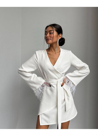 Молочное праздничный, вечернее мини платье на запах с перьями на рукавах на запах MonCher